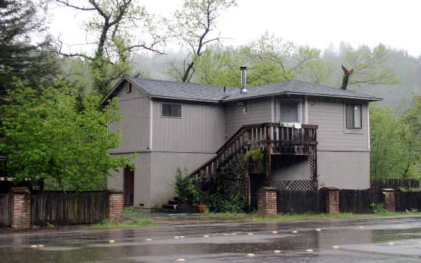 14975 River Rd in Guerneville, CA - Foto de edificio