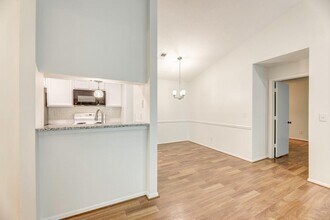 529 Warm Springs Cir in Roswell, GA - Building Photo - Building Photo