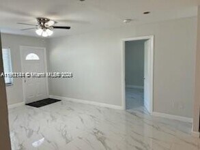 4972 SW 136th Pl in Miami, FL - Foto de edificio - Building Photo
