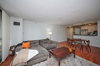 10 E Ontario St, Unit 1409 in Chicago, IL - Building Photo - Building Photo
