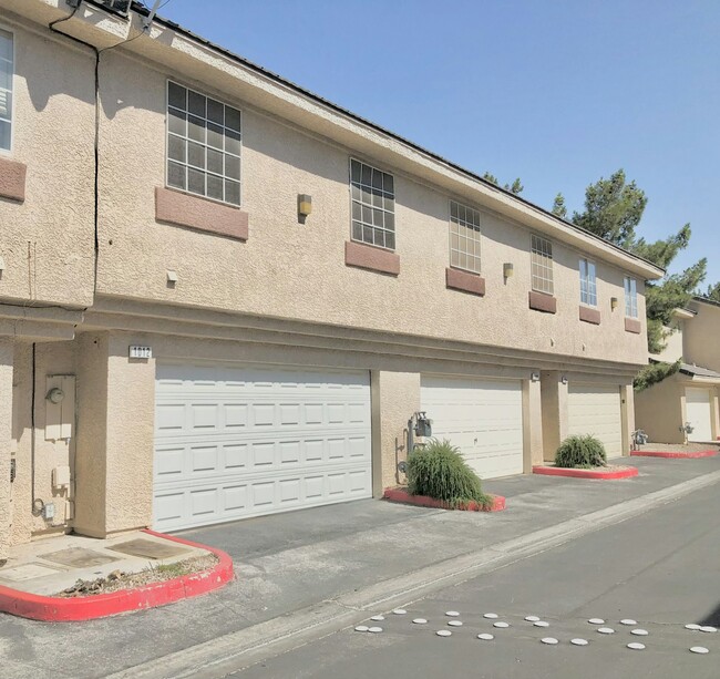 1012 Dusty Creek St in Las Vegas, NV - Building Photo - Building Photo