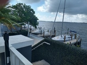 200 SE 15th Rd, Unit 8J in Miami, FL - Building Photo - Building Photo