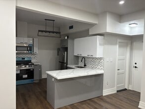 52 Charlton Ave W in Hamilton, ON - Building Photo - Building Photo