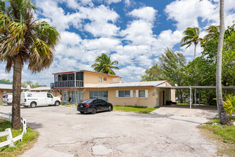 3137 Bayshore Dr in Naples, FL - Foto de edificio - Building Photo