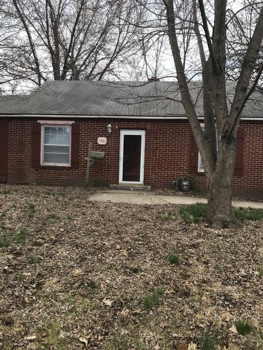 1327 W 30th St S in Independence, MO - Foto de edificio