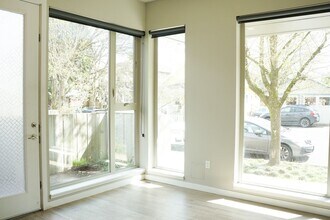 1313 SE Lambert St in Portland, OR - Building Photo - Building Photo