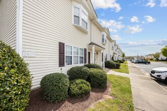 3809 E Vancroft Cir in Winterville, NC - Building Photo - Building Photo