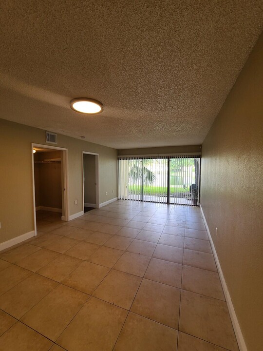 1543 Lake Crystal Dr in West Palm Beach, FL - Building Photo