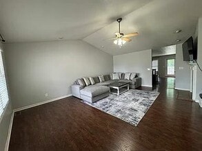 722 Woodridge Dr in Sherman, IL - Foto de edificio - Building Photo