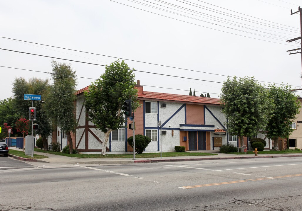 15865 Vanowen St in Van Nuys, CA - Building Photo