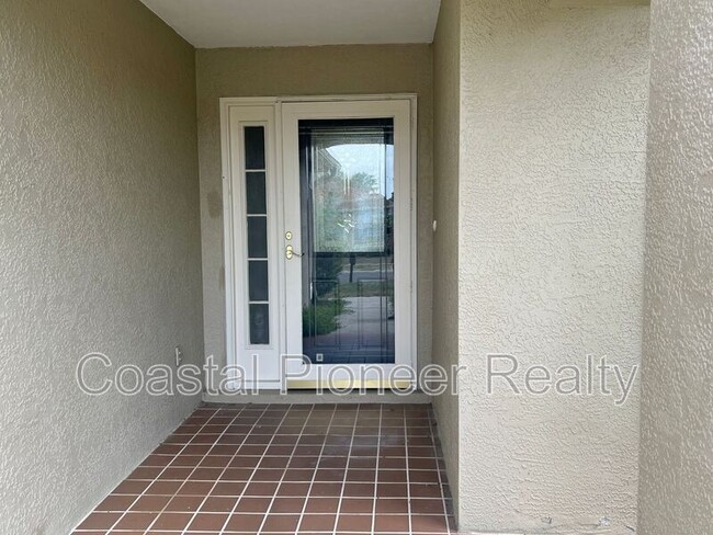 1310 Lakehurst Way in Brandon, FL - Foto de edificio - Building Photo