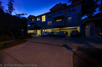 Marquam Trail Apartments in Portland, OR - Building Photo - Building Photo