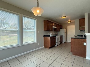 7112 SW Greenview Dr in Topeka, KS - Foto de edificio - Building Photo