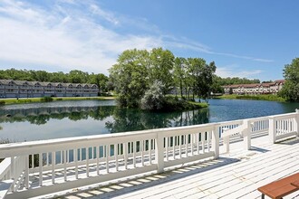 Summit Lake Apartments and Townhomes in Hartland, WI - Foto de edificio - Building Photo