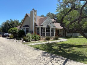 110 Stonegate S in Boerne, TX - Foto de edificio - Building Photo