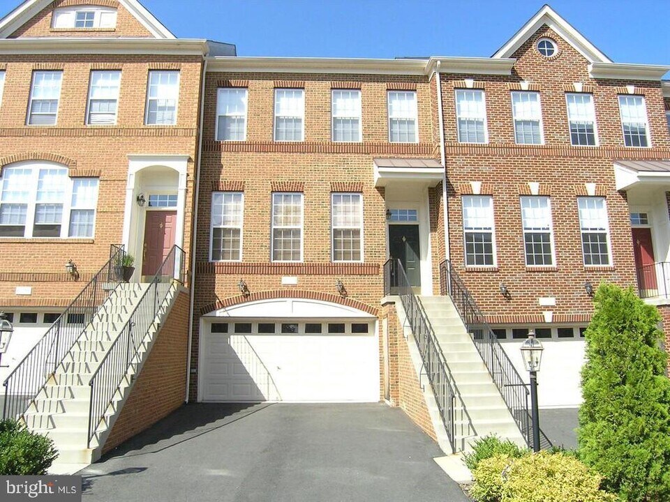 41898 CINNABAR in Aldie, VA - Foto de edificio