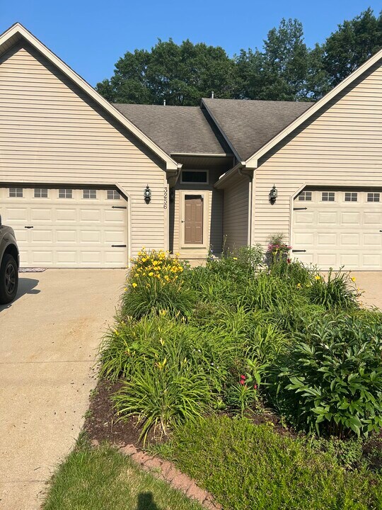 3256 Maple Grv in Suamico, WI - Building Photo