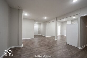 5037 E 10th St in Indianapolis, IN - Foto de edificio - Building Photo