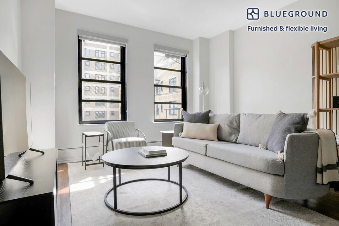 200 E Chestnut St in Chicago, IL - Building Photo