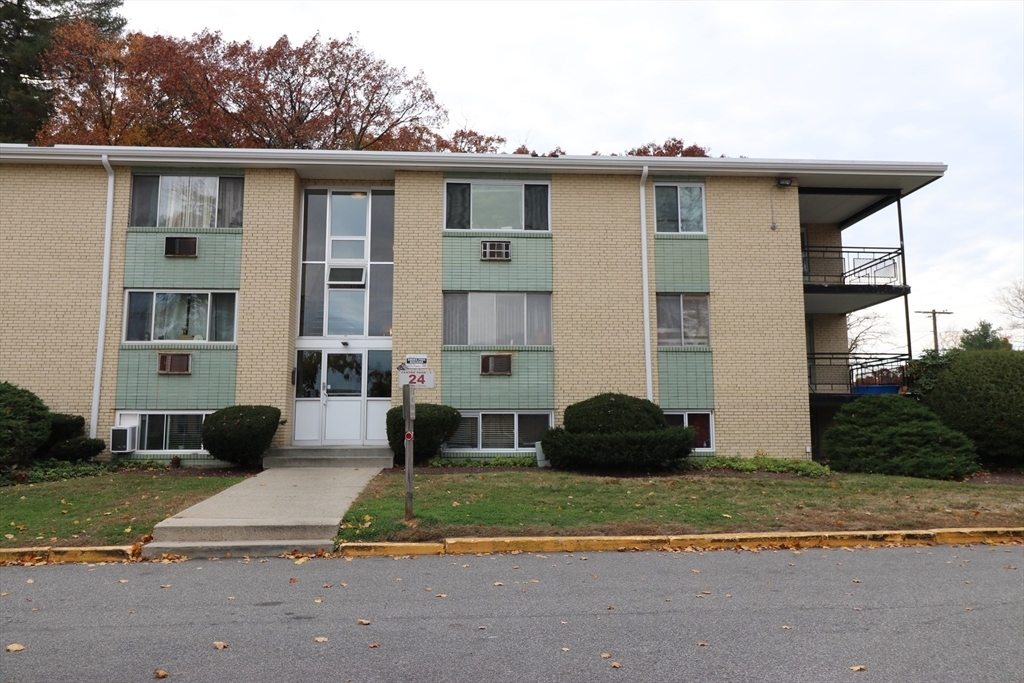 24 Nelson Dr in Randolph, MA - Foto de edificio