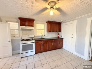 122 Cross St, Unit 1 in Harrison, NJ - Building Photo - Building Photo