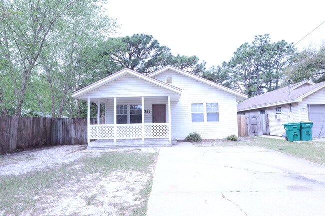 321 Michael Cir in Mary Esther, FL - Building Photo - Building Photo
