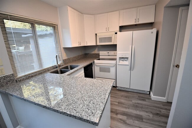 8744 Woodman Way in Sacramento, CA - Building Photo - Building Photo