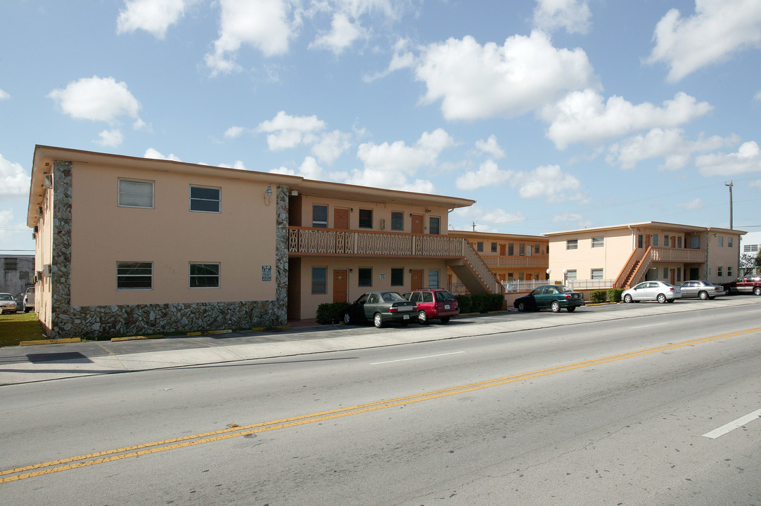 570 W 29th St in Hialeah, FL - Building Photo