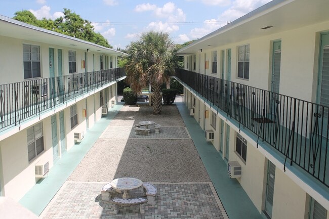 2537 Lincoln St in Hollywood, FL - Foto de edificio - Building Photo