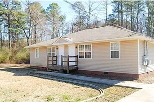700 Gardner Dr SE in Jacksonville, AL - Building Photo