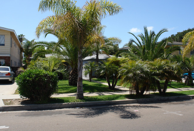 1241-1243 Hornblend St in San Diego, CA - Foto de edificio - Building Photo