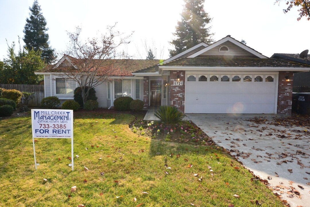 5721 W Tempe Ave in Visalia, CA - Building Photo