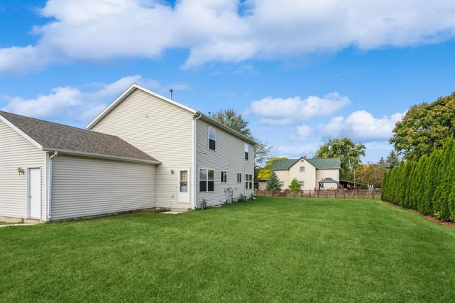 728 S Main St in Brillion, WI - Foto de edificio - Building Photo