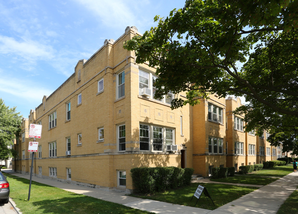 6789 N Olmsted Ave in Chicago, IL - Building Photo