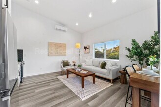 832 Desty St in San Diego, CA - Foto de edificio - Building Photo