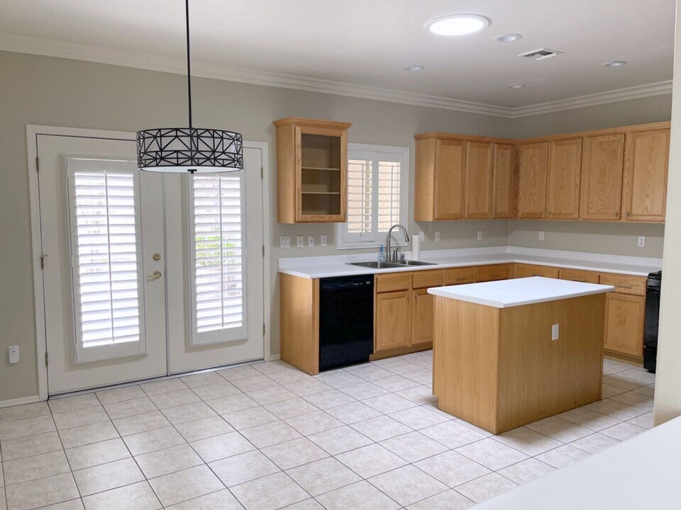 2161 Indigo Creek Ave in Henderson, NV - Foto de edificio
