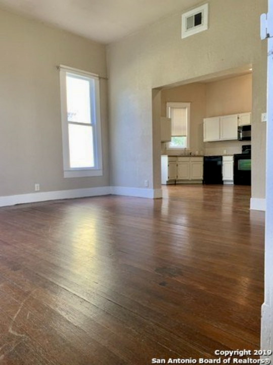 410 E Carson St in San Antonio, TX - Building Photo