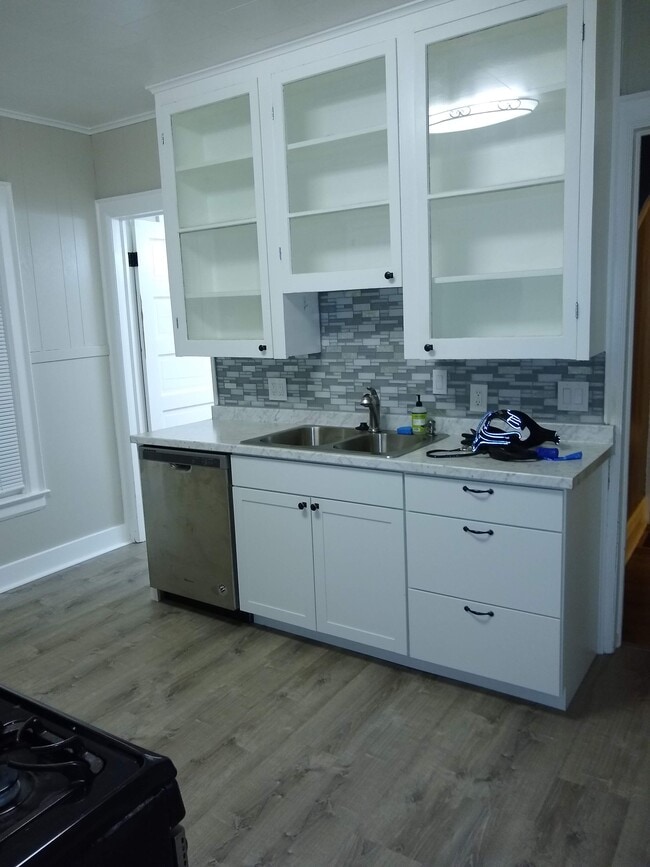 19 Sheffield Ave, Unit Lower Unit