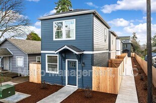 12098 SE Market St in Portland, OR - Building Photo