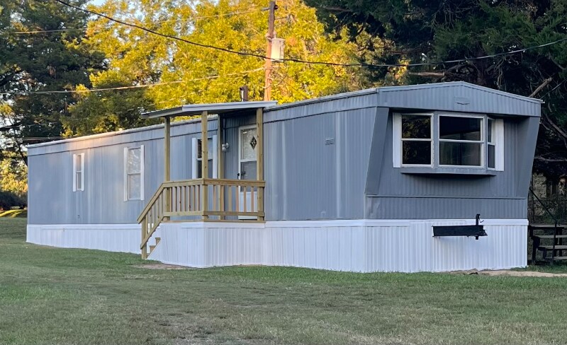 326 Old Coffeeville Rd in Gilmer, TX - Foto de edificio