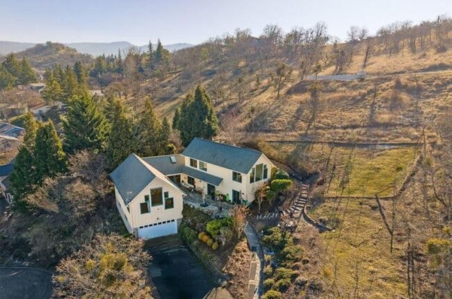 4406 San Juan Dr in Medford, OR - Building Photo - Building Photo
