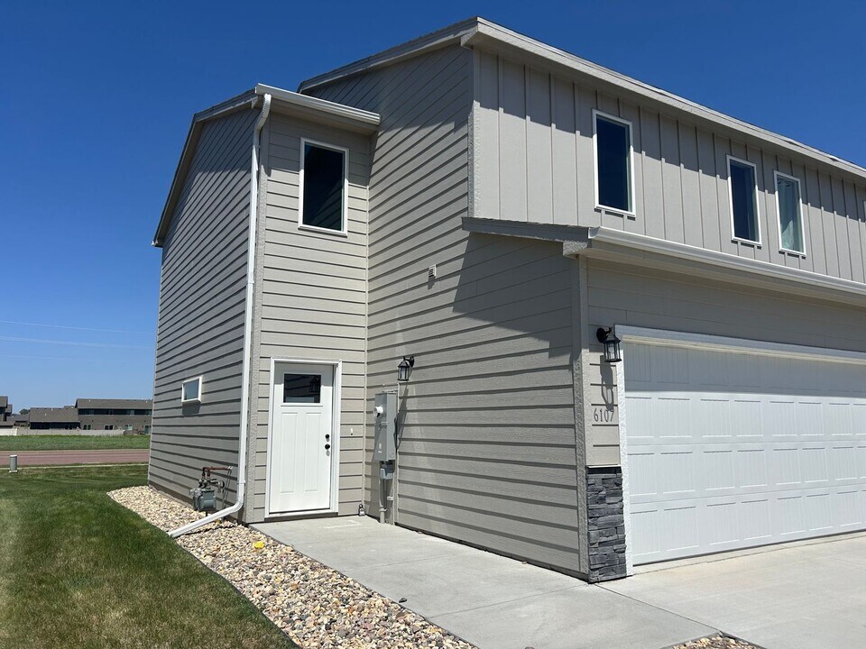 6107 S Alki Pl in Sioux Falls, SD - Building Photo
