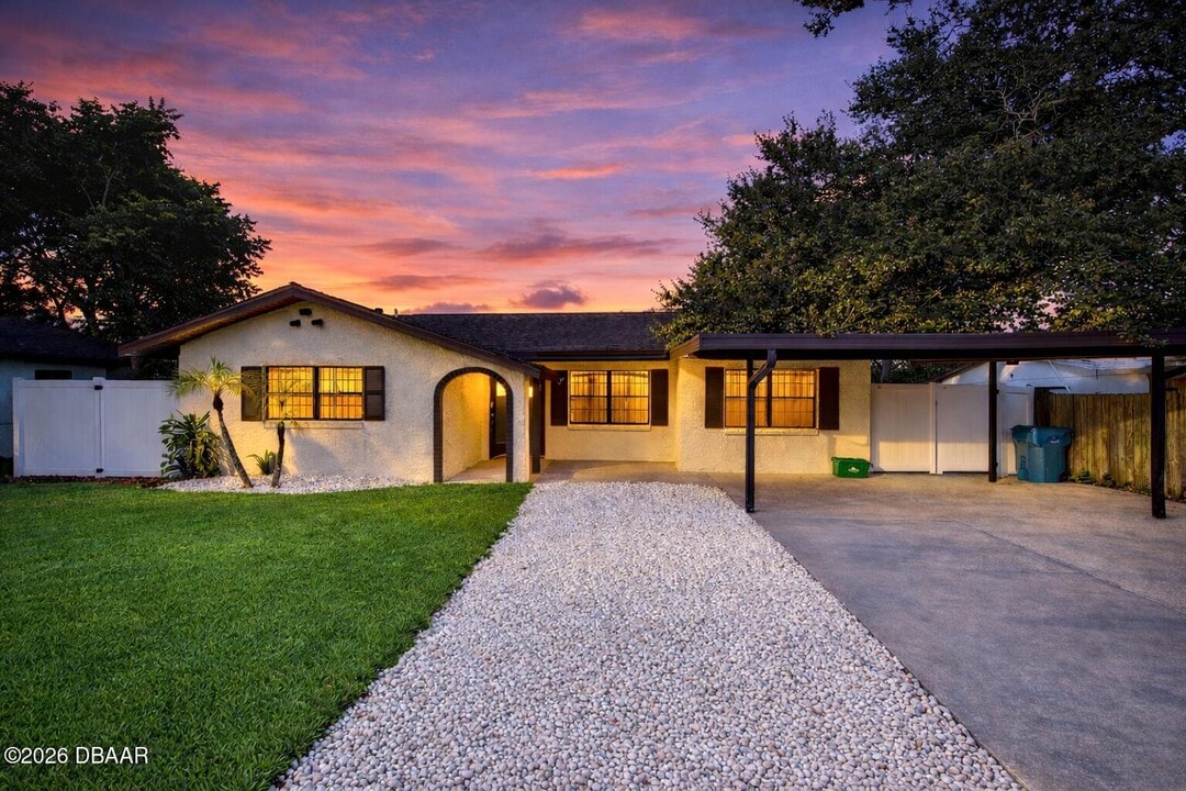 929 Derbyshire Rd in Daytona Beach, FL - Building Photo