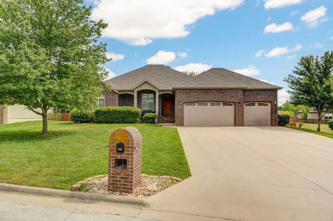 527 Quail Run in Rogersville, MO - Building Photo