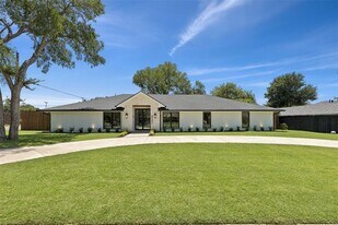 4042 Mendenhall Dr in Dallas, TX - Building Photo