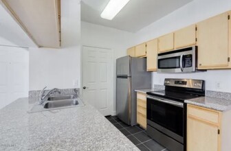 5345 E Van Buren St, Unit 146 in Phoenix, AZ - Building Photo - Building Photo