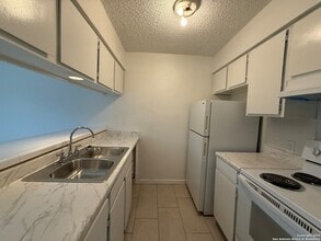 223 Sprucewood Ln in San Antonio, TX - Building Photo - Building Photo