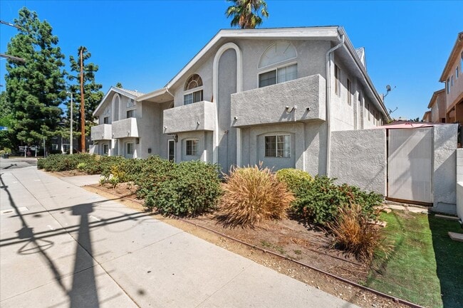 9660 Sepulveda Blvd in North Hills, CA - Foto de edificio - Building Photo