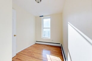 106 Rockaway Ave, Unit 2 in Brooklyn, NY - Building Photo