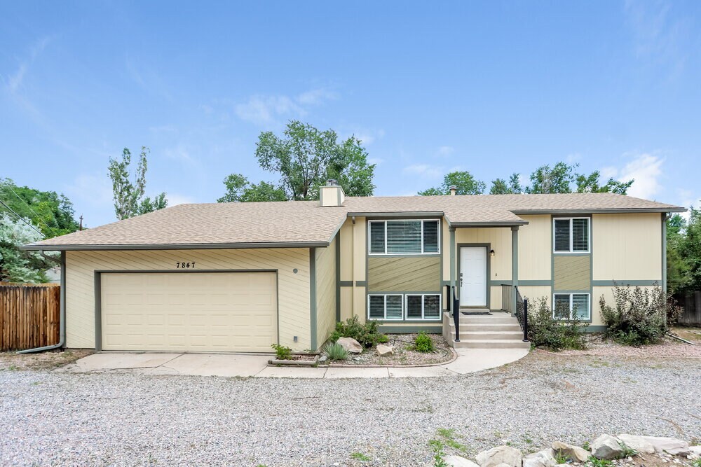 7847 W Brook Dr in Littleton, CO - Building Photo